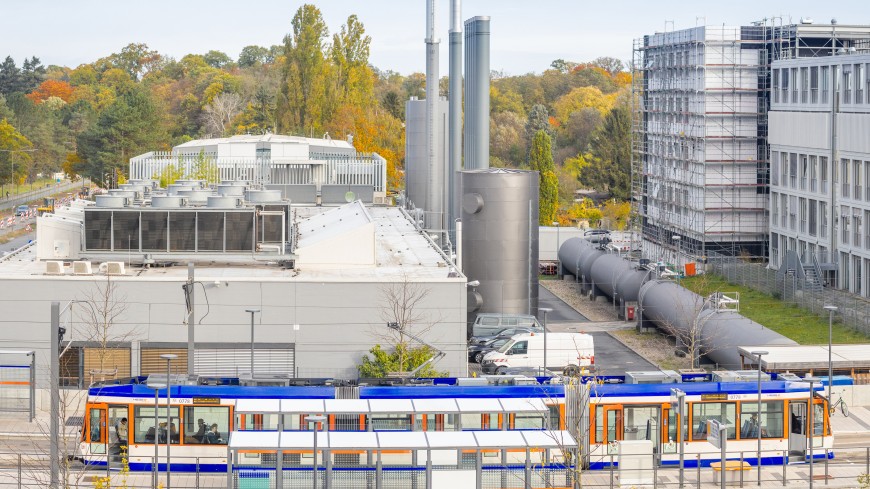 Energiezentrale am Standort Lichtwiese, im Vordergrund eine Straßenbahnhaltestelle