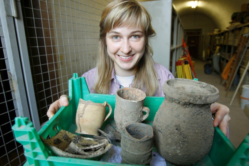 Jennifer Berndt, Mitarbeiterin beim Landesamt für Denkmalpfelge, präsentiert Fundstücke der Grabungen im Kirchhof. Bild: Roman Grösser