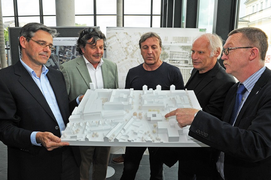 Präsentation des Siegerentwurfs: (v.l.n.r.) Ferdinand Heide, Vorsitzender der Jury, Johann Senner, Landschaftsarchitekt BDLA, Ingolf Kanzler und Ludwig Harter, Büro ArGE Architekten, Kanzler Dr. Manfred Efinger. Bild: Claus Völker