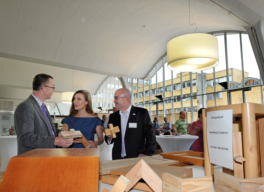 Wiedereröffnung der Ernst-Neufert-Halle: TU-Kanzler Dr. Manfred Efinger, Architektin Ramona Buxbaum und Michael Förster, Leiter der Abteilung Technisches Gebäudemanagement. Bild: Claus Völker