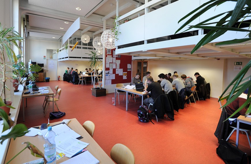 Studierende lernen am Lernzentrum des Fachbereichs Wirtschafts- und Rechtswissenschaften. Bild: Claus Völker