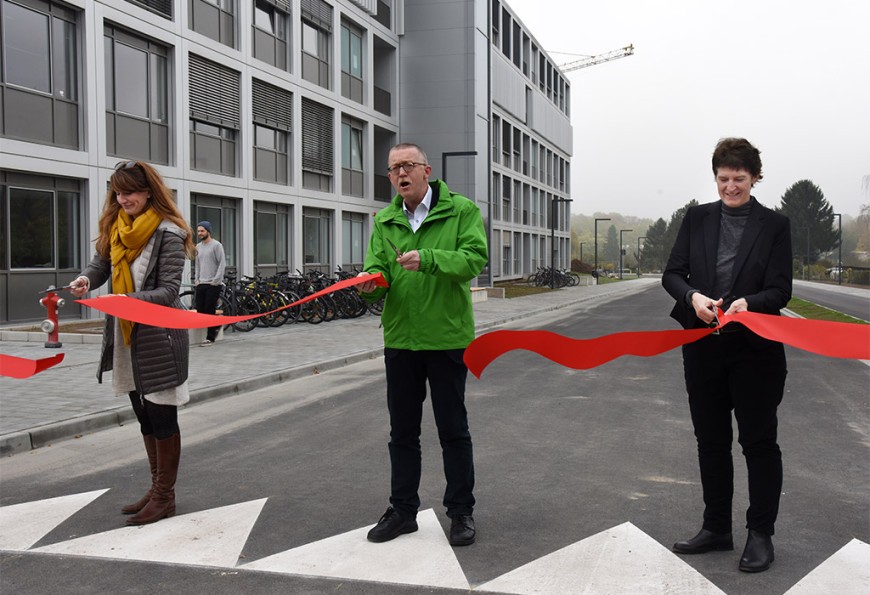 Banddurchschnitt zur neuen Straßenführung auf dem Campus Lichtwiese. Bild: Claus Völker