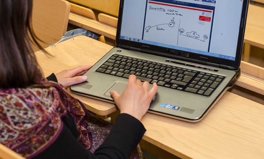 Studentin skizziert eine Idee (Symbolbild). Bild: Patrick Bal