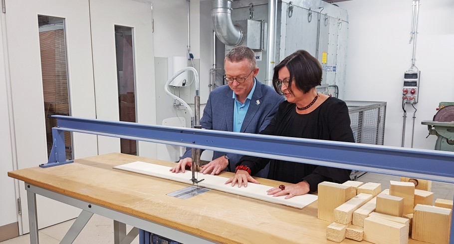 TU-Kanzler Dr. Manfred Efinger und Professorin Anett-Maud Joppien, Dekanin des Fachbereichs Architktur bei der Eröffnung der umgebauten Modellbauwerkstatt. Bild: Hanna Richter