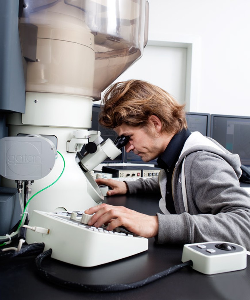Mathis M. Müller forscht im Rahmen seiner Doktorarbeit mit dem neuen Elektronenmikroskop. Bild: Katrin Binner