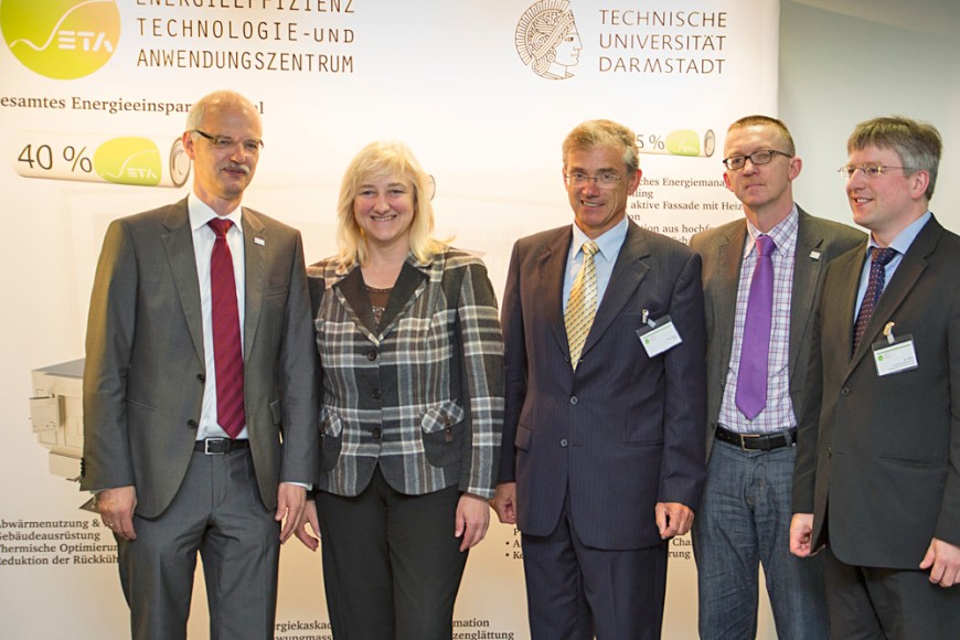 TU-Präsident Hans Jürgen Prömel, Ministerin Eva Kühne-Hörmann, Prof. Eberhard Abele, TU-Kanzler Manfred Efinger und Dr. Hans-Christoph Wirth vom BMWi. Bild: Sibylle Scheibner