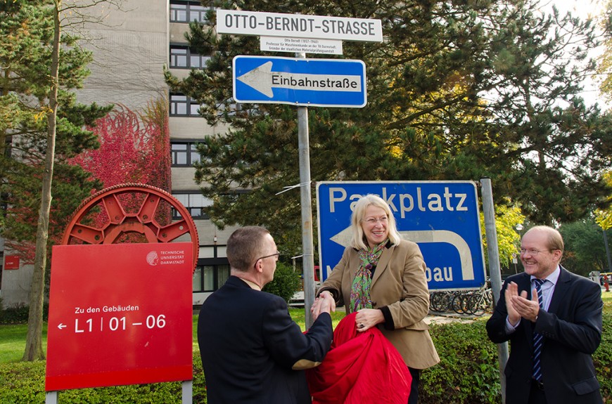 TU-Kanzler Manfred Efinger, Franziska Berndt-Schultz und Prof. Peter Stephan bei der Enthüllung neuer Straßennamen. Bild: Patrick Bal