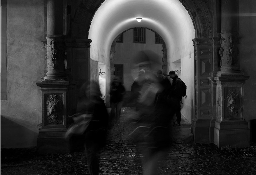 Passanten im Innenhof des Residenzschlosses bei Nacht. Bild: Katrin Binner
