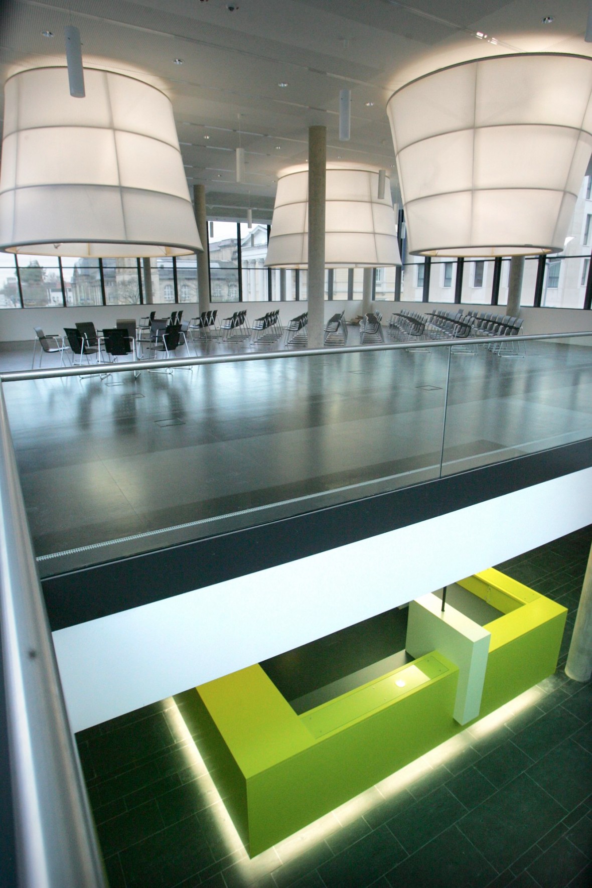 karo 5: Blick von der Galerie über die karo lounge und in das EG Servicebereich - Innenaufnahme