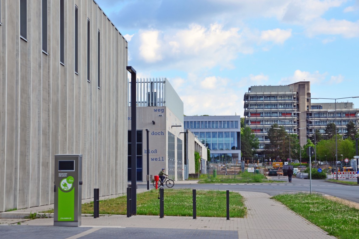 Blick von der ETA-Fabrik Richtung Hörsaal-Medien-Zentrum - Außenaufnahme