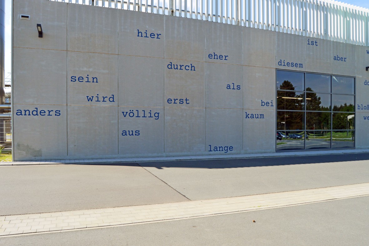 Blick auf die Fassade des Erweiterungsbaus der Energiezentrale, Otto-Berndt-Straße - Außenaufnahme