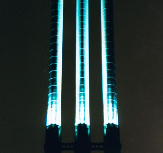 Heizkraftwerk mit farbig beleuchteten Kaminen