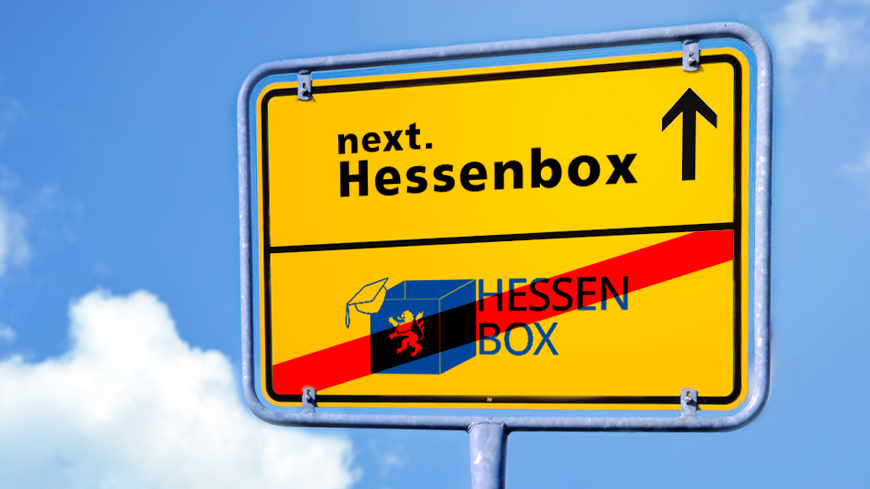 next.Hessenbox dargestellt als Ortsschild. Oben neue Hessenbox und unten alte Hessenbox durchgestrichen.