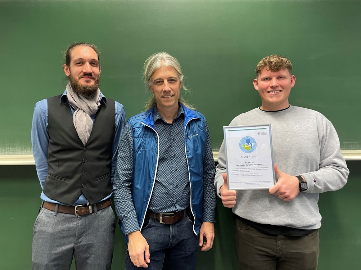 LEAF-Zertifikat in Silber für das Bruns-Lab "Sustainable Functional Polymers" (v.l.n.r.: Leonard D. Süss, Prof. Dr. Nico Bruns, Sam Russell)